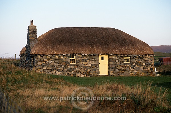 Thatched  house, Harris, Scotland - Chaumière, Ecosse - 18600