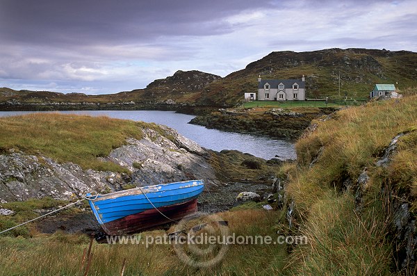 Blue boat & house, South Harris, Scotland - Ecosse - 18670