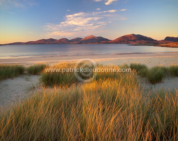 Beach and North harris hills, Harris, Scotland - Plage sur Harris, Ecosse   15704