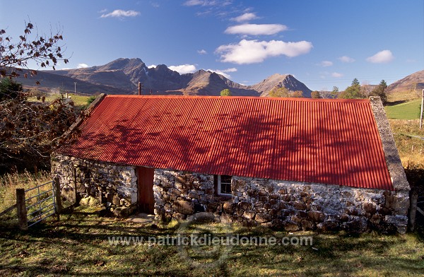 Old house and Cuillins behind, Skye, Scotland -  Ecosse - 19334