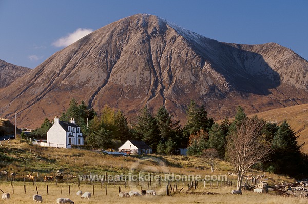 Houses and Red cuillins, Skye, Scotland - Skye, Ecosse - 19387