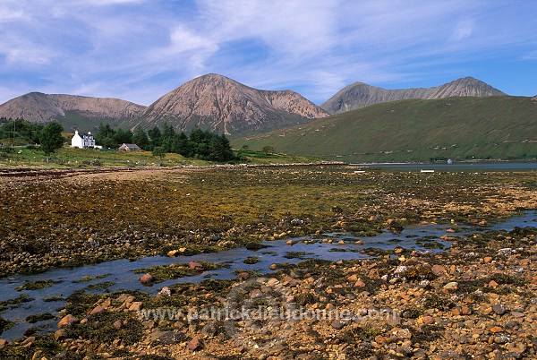 Houses and Red cuillins, Skye, Scotland - Skye, Ecosse - 19388