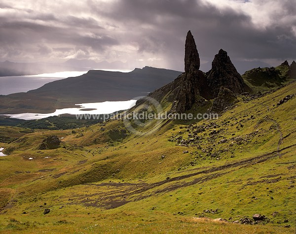 Old Man of Storr, Skye, Scotland - Le Vieil Homme de Storr, Skye, Ecosse  15906