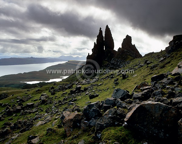 Old Man of Storr, Skye, Scotland - Le Vieil Homme de Storr, Skye, Ecosse  15909