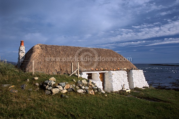 Thatched house, Berneray, Scotland - Chaumière, Ecosse - 18780