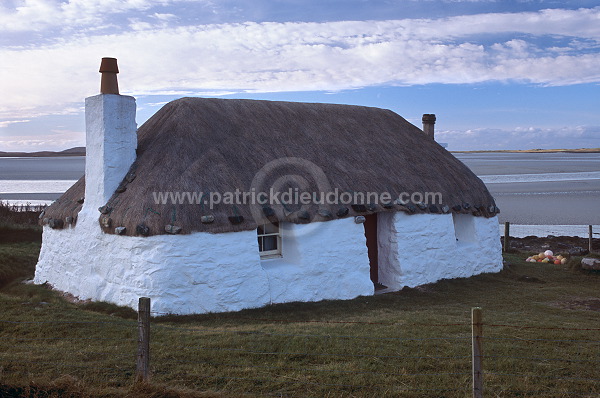 Thatched house, Berneray, Scotland - Chaumière, Ecosse - 18783