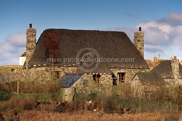 Thatched house, South Uist,  Scotland - Chaumière, Ecosse - 1878