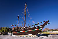 Muscat. Dhow on roundabout - Boutre sur rond-point OMAN (OM10492)