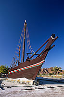 Muscat. Dhow on roundabout - Boutre sur rond-point OMAN (OM10495)