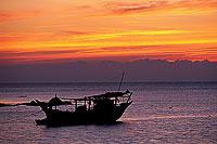 Mirbat, Dhofar. A dhow, sunset - Un boutre au couchant, OMAN (OM10446) Mirbat, Dhofar. A dhow, sunset - Un boutre au couchant, OMAN (OM10446)