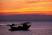 Mirbat, Dhofar. A dhow, sunset -  Un boutre au couchant, OMAN (OM10446)