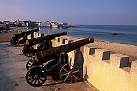 Mirbat, Dhofar. Old guns and view - Vieux canons et vue, OMAN (OM10458)
