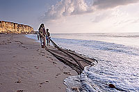 Fishermen and nets, Tuna fishing - Pêcheurs de thon, OMAN  (OM10187)