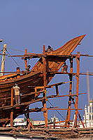 Sur. Workers and dhow - Construction d'un boutre, OMAN (OM10530)