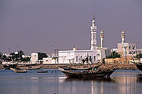 Sur (Sour). Dhows and mosque - Boutres et mosquée, OMAN (OM10533)