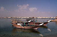 Sur (Sour). Dhows and mosque - Boutres et mosquée, OMAN (OM10537)