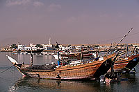 Sur (Sour). Dhows and mosque - Boutres et mosquée, OMAN (OM10536)