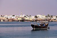 Sur (Sour). Dhows and mosque - Boutres et mosquée, OMAN (OM10552)