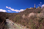 Romagna, Val d'Arda - Romagne, eglise dans le Val d'Arda   12523