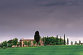 Tuscany, farm near Pienza  - Toscane, ferme et cyprès  12703