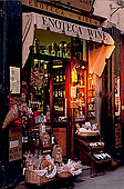 Tuscany, Cortona: local shop - Toscane, Cortone: boutique  12225