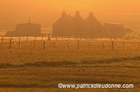 Fair Isle: abandoned houses at sunset, Shetland - Maisons abandonnées au couchant 13049