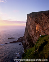 Foula, Shetland : Da Rokness vertical cliff -  Falaise Da Roknes, Foula 13133