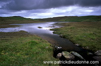 Whalsay, Shetland: loch and grey skies - Lac et ciel gris sur Whalsay 13215