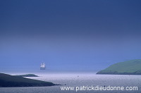 View of Scalloway Sound and boat, Shetland - La baie de Scalloway 13303 View of Scalloway Sound and boat, Shetland - La baie de Scalloway 13303