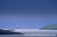 View of Scalloway Sound and boat, Shetland -  La baie de Scalloway 13303