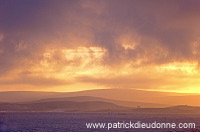 East Coast of Mousa at sunset & boat, Shetland - Côte est de l'île de Mousa  13352
