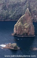 Stack and cliff near Westerwick, West Mainland - Falaise et récifs, Westerwick 13451