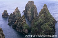 Stack and cliff near Westerwick, West Mainland - Falaise et récifs, Westerwick  13463