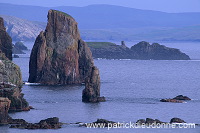 Stoura pund cliffs and stacks, Eshaness, Shetland - Falaises de Stoura Pund  13526