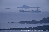 Passing boat, Shetland - Bateau de passage, Shetland.  13841