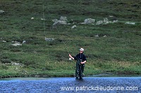 Fly fishing in a loch - Pêcheur à la mouche dans un loch, Shetland  13967