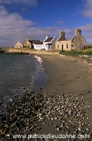 Houses and beach, Uyeasound, Unst, Shetland - Maisons et plage, Unst  14103