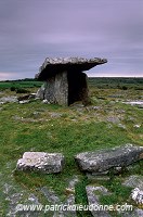 Poulnabrone Dolmen, Burren, Ireland -  Dolmen de Poulnabrone, Irlande  15290