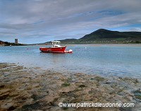 Red Boat in Achill Sound, Ireland - Bateau rouge, Achill, Irlande  15365