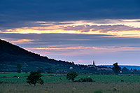 Couchant dans la campagne lorraine, France - 17100