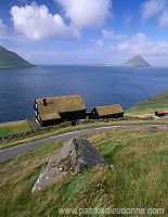Turf roofed houses, Streymoy, Faroe islands - Maisons traditionnelles, iles Feroe - FER015