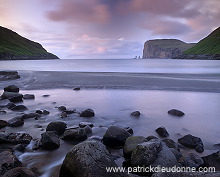 Tjornuvik bay, Risin and Kellingin sea stacks, Faroe islands - Tjornuvik, iles Feroe - FER024