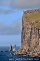 Risin and Kellingin sea stacks, Faroe islands - Risin et Kellingin, iles Feroe - FER121