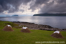 Skugvoy from Sandoy, Faroe islands - Skuvoy, iles Feroe - FER342