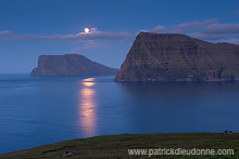 Moonrise on Kunoy and Vidoy, Faroe islands - Lever de lune, iles Feroe - FER756