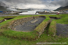 Viking site, Leirvik, Eysturoy, Faroe islands - Maison viking, iles Feroe - FER161