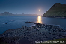 Moonrise near Gjogv, Faroe islands - Lever de lune, iles Feroe - FER703