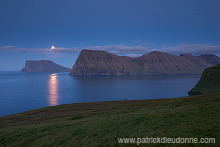 Moonrise on Kunoy and Vidoy, Faroe islands - Lever de lune, iles Feroe - FER755