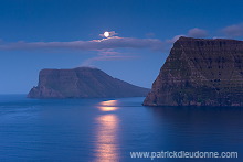 Moonrise on Kunoy and Vidoy, Faroe islands - Lever de lune, iles Feroe - FER757