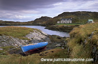 Blue boat & house, South Harris, Scotland - Ecosse - 18670